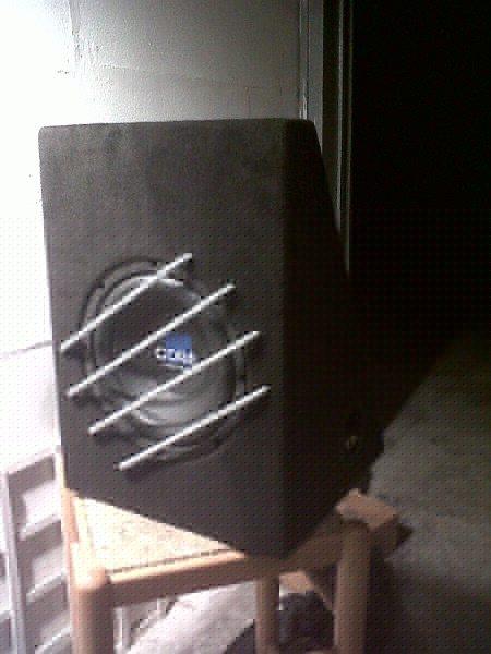 IMG01078-20110316-1930_2.jpg - stondatura dei bordi, rivestimento con moquette, sagomatura tondini in alluminio da 8mm e realizzazione della griglia protettiva- Il subwoofer è largo esattamente quanto uno dei tre sedili posteriori, per non compromettere la modularità delle sedute posteriori.